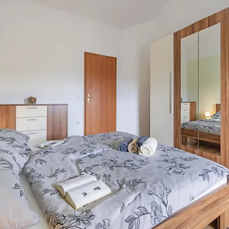 בית נופש Three-bedroom Holiday In Svetvinčenat