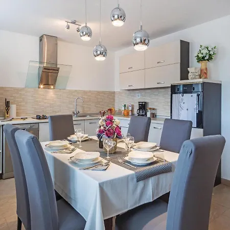 Three-bedroom Holiday In בית נופש Svetvinčenat