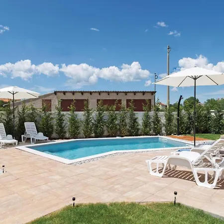 Three-bedroom Holiday In בית נופש