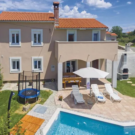 Three-bedroom Holiday In בית נופש