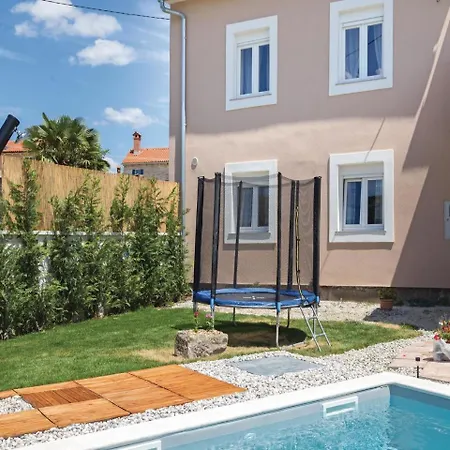 Three-bedroom Holiday In בית נופש