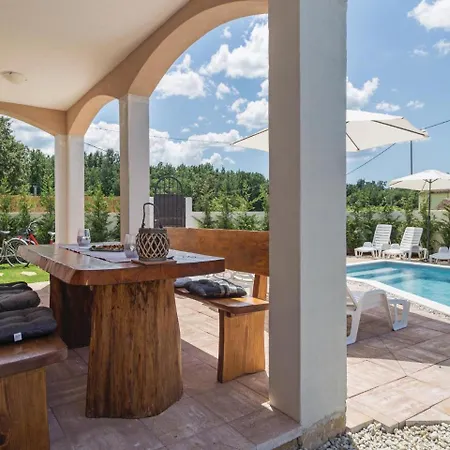 Three-bedroom Holiday In בית נופש *